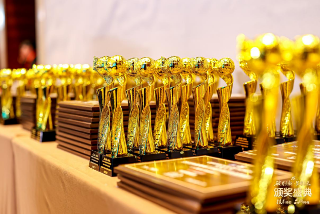 双奖加冕！星空电竞显示荣获慧聪LED显示屏行业品牌盛会两项大奖